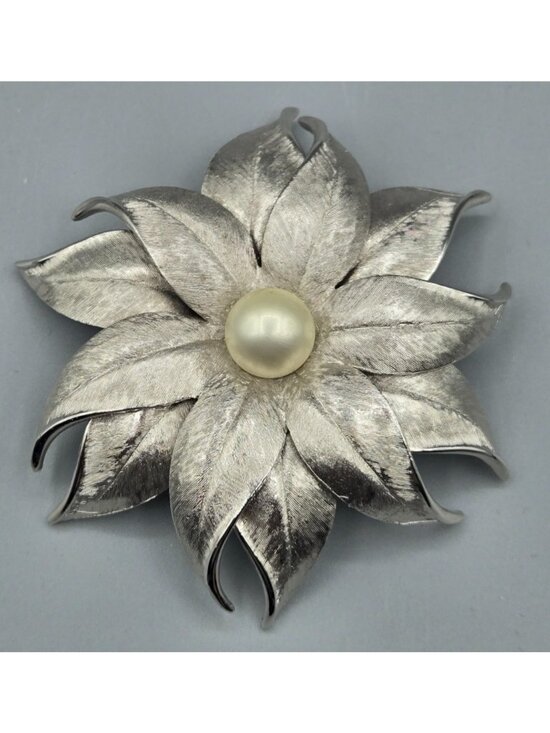 Judy Lee Jewelry - Judy Lee Finely Detailed Silver Tone Flower Brooch Pin Faux Pearl Center Petals